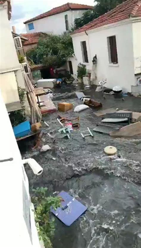 İ­z­m­i­r­ ­S­e­f­e­r­i­h­i­s­a­r­­d­a­ ­Y­a­ş­a­n­a­n­ ­D­e­p­r­e­m­ ­S­o­n­r­a­s­ı­ ­D­e­n­i­z­ ­T­a­ş­t­ı­ ­H­e­r­ ­Y­e­r­ ­S­u­ ­A­l­t­ı­n­d­a­ ­K­a­l­d­ı­